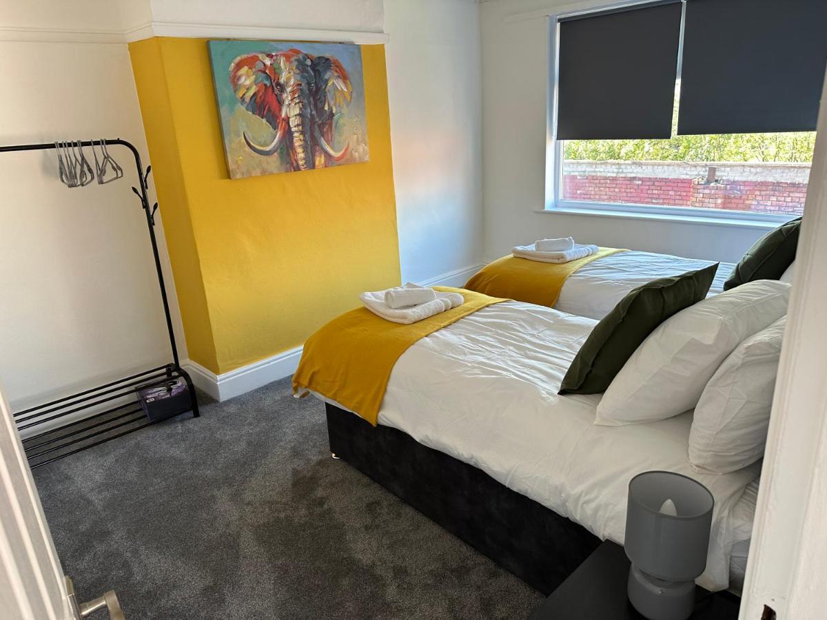 Special Rate For Bookings More Than 7 Nights, Warm Spacious Contractor House Near Liverpool City Centre Sleeps 8 Kitchen & Dining Room, Washing Machine Exterior foto