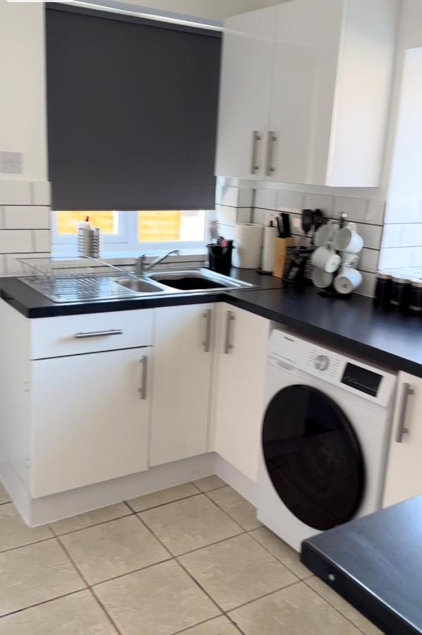 Special Rate For Bookings More Than 7 Nights, Warm Spacious Contractor House Near Liverpool City Centre Sleeps 8 Kitchen & Dining Room, Washing Machine Exterior foto