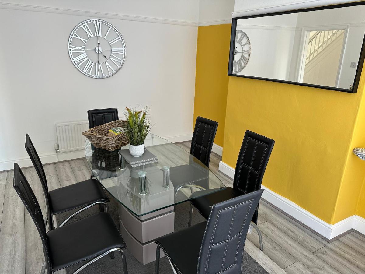 Special Rate For Bookings More Than 7 Nights, Warm Spacious Contractor House Near Liverpool City Centre Sleeps 8 Kitchen & Dining Room, Washing Machine Exterior foto
